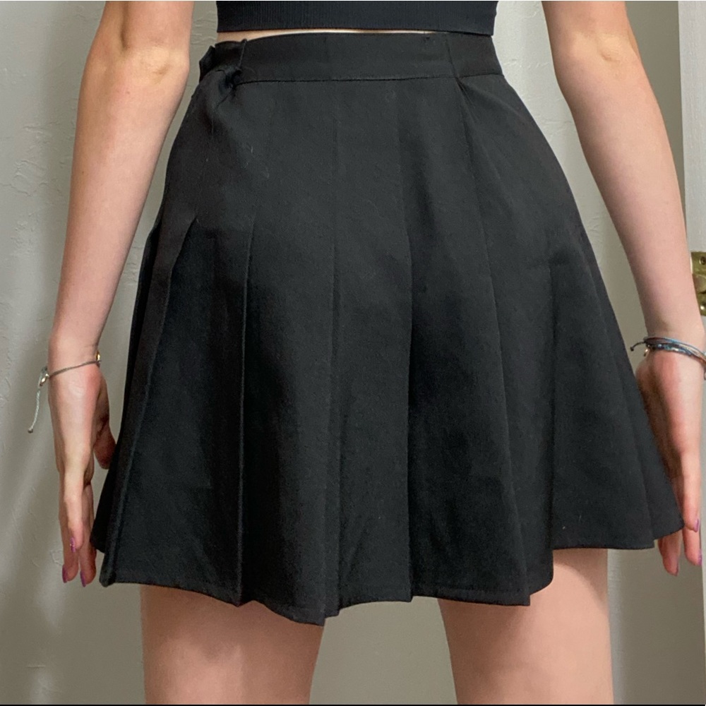BLACK PLEATED SKIRT - Picture 2 of 7